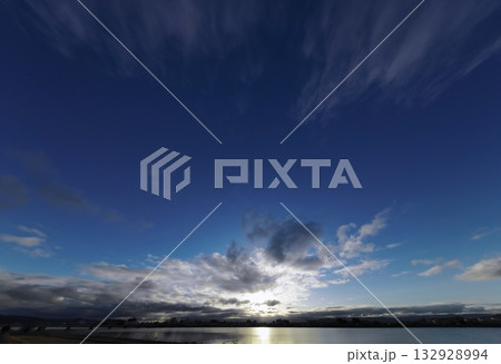 多様な雲が観えた朝空と川・冬・超広角・空主体・240206am 132928994