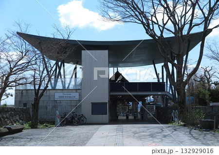 京阪石山坂本線の終点「坂本比叡山口駅」：駅前県道からの駅舎全景 132929016