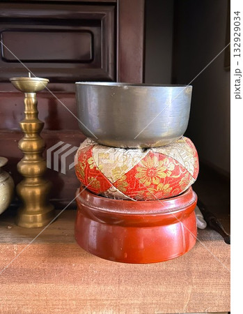 仏具のおりんセットとローソク立て 仏具のおりんセットとローソク立て 132929034