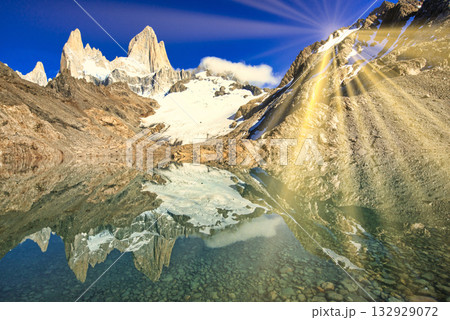 パタゴニア地方のフィッツ・ロイ山の絶景 132929072