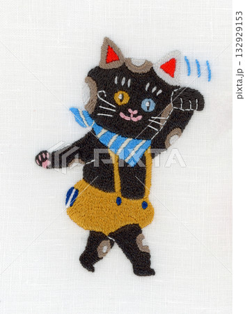 黄色いズボンをはいた黒い招き猫の刺繍 黄色いズボンをはいた黒い招き猫の刺繍 132929153