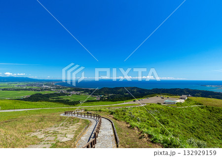 【秋田県男鹿半島】寒風山から見た日本海と八郎潟干拓地の水田の絶景 132929159