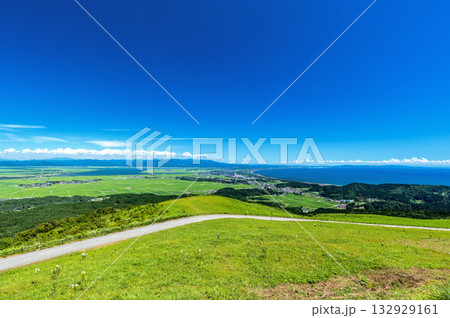 【秋田県男鹿半島】寒風山から見た日本海と八郎潟干拓地の水田の絶景 【秋田県男鹿半島】寒風山から見た日本海と八郎潟干拓地の水田の絶景 132929161