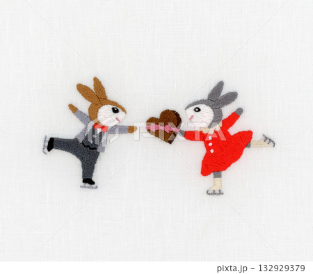 スケートをしながらチョコを渡すうさぎの刺繍 132929379