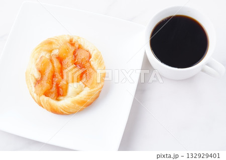 りんご煮をたっぷり使ったおいしそうな「りんごデニッシュ」と、淹れたてのコーヒーで、コーヒーブレイク 132929401