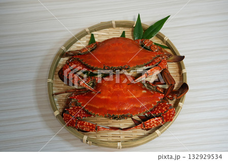 旨味たっぷりの茹でたワタリガニ	 132929534