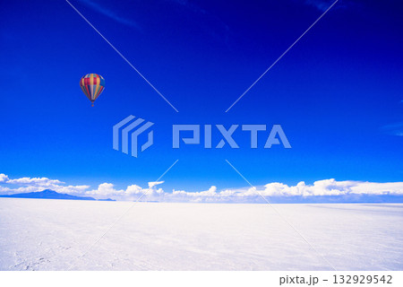 乾季のウユニ塩湖の白い情景 乾季のウユニ塩湖の白い情景 132929542