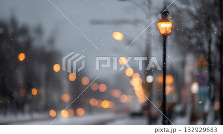 冬の街並みボケ夜景 雪の中に灯る暖色ライトのシティスケープ背景 冬の街並みボケ夜景 雪の中に灯る暖色ライトのシティスケープ背景 132929683