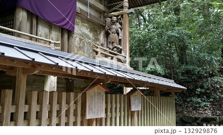高千穂神社本殿右手の三毛入野命 132929876