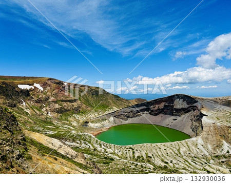 雄大な山々に囲まれた神秘の火口湖御釜の風景 雄大な山々に囲まれた神秘の火口湖御釜の風景 132930036