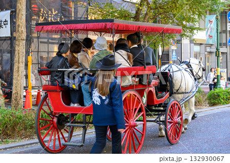 横浜市関内　文化の日　馬車道まつり　馬車道商店街　イギリス製馬車の試乗会 132930067