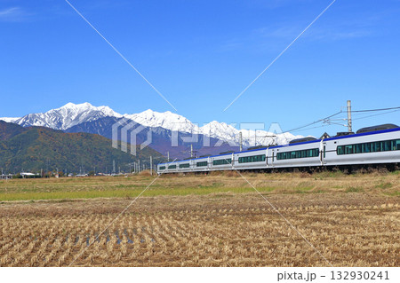 大糸線 晩秋の特急あずさ 大糸線 晩秋の特急あずさ 132930241