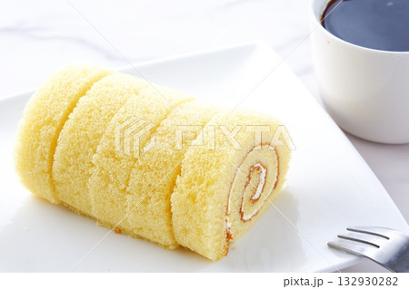 ロールケーキとコーヒー - ふんわりとしたロールケーキ(バニラ)と淹れたてのコーヒーでコーヒータイム ロールケーキとコーヒー - ふんわりとしたロールケーキ(バニラ)と淹れたてのコーヒーでコーヒータイム 132930282