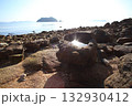 岩場の海岸と青い海 132930412