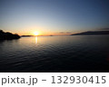静かな海に沈む夕日 132930415