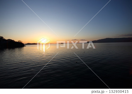 静かな海に沈む夕日 静かな海に沈む夕日 132930415