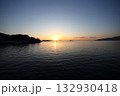 静かな海に沈む夕日 132930418
