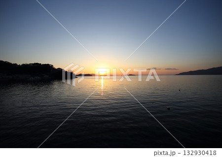 静かな海に沈む夕日 132930418