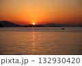 夕日が沈む 132930420