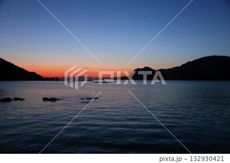 夜明けの静かな海 132930421