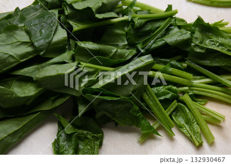 まな板の上で切ったホウレンソウ 132930467