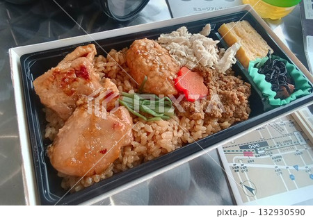 鉄道旅の御供… 鶏肉を味わう『鶏めし駅弁』 鉄道旅の御供… 鶏肉を味わう『鶏めし駅弁』 132930590