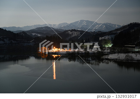 白川湖の水没林と飯豊山　春の風景 132931017