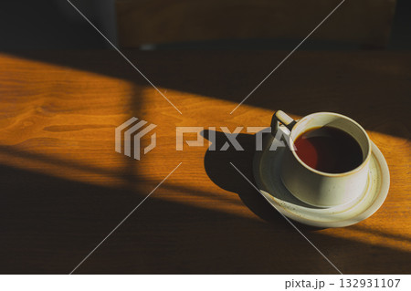 テーブルに置かれたコーヒー テーブルに置かれたコーヒー 132931107