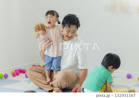 室内で遊ぶ子供 132931167