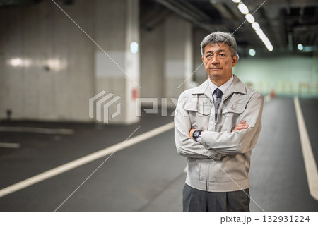 腕組みする作業員 132931224