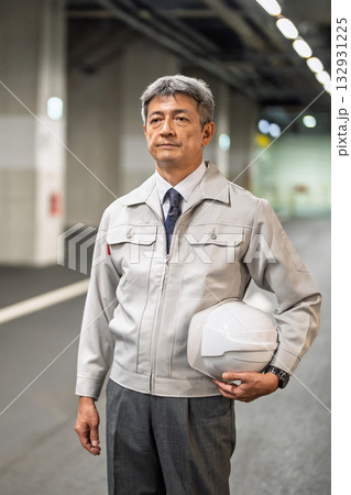 ヘルメットを持つ作業員 132931225