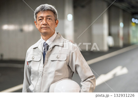 ヘルメットを持つ作業員 132931226