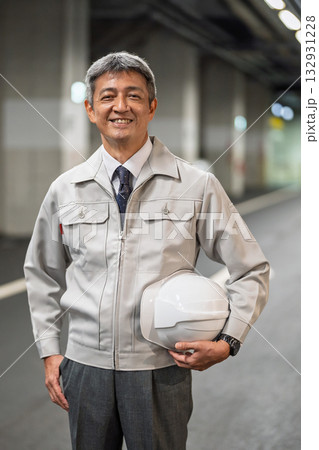 ヘルメットを持つ作業員 132931228