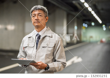 タブレットを操作するミドル男性 132931231