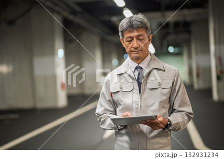タブレットを操作するミドル男性 132931234
