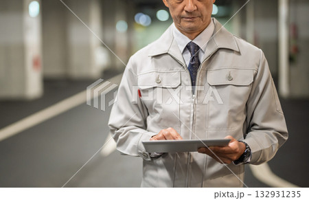 タブレットを持つ作業員 132931235