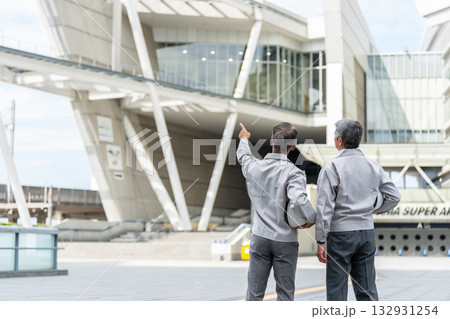 現場で働くシニアの男性 132931254