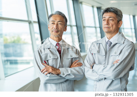 腕組みをする作業服のシニア男性 132931305