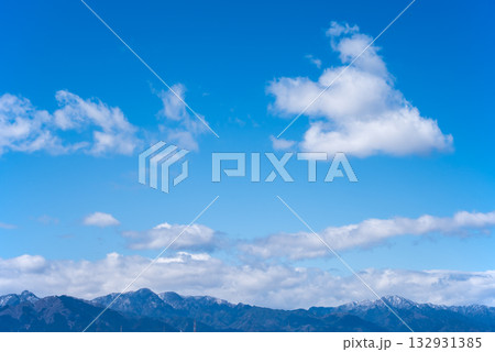冬の青空と山並み 冬の青空と山並み 132931385