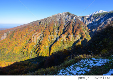 鉾立駐車場展望所から望む　冠雪した鳥海山と稲倉岳　鳥海ブルーライン　秋田県 132931438