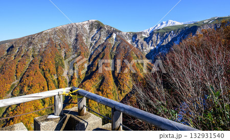 鉾立駐車場展望台から望む　冠雪した鳥海山と稲倉岳　鳥海ブルーライン　秋田県 132931540