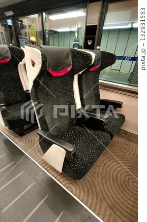 ゆったり座って京都・大阪へ… 有料座席指定特別車両『プレミアムカー』の座席 ゆったり座って京都・大阪へ… 有料座席指定特別車両『プレミアムカー』の座席 132931583