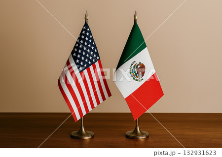 机の上に並べられたアメリカ国旗とメキシコ国旗 132931623