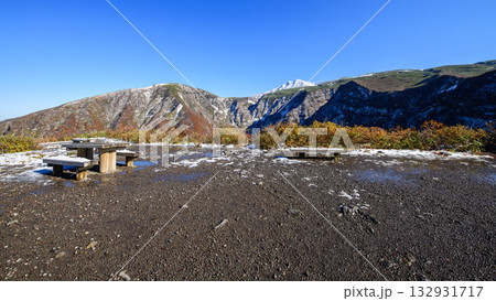 鉾立展望台から望む 冠雪した鳥海山と稲倉岳 鳥海ブルーライン 秋田県 鉾立展望台から望む 冠雪した鳥海山と稲倉岳 鳥海ブルーライン 秋田県 132931717