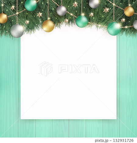 光輝くクリスマスツリーと、ターコイズの木目の背景に白無地のボード 132931726