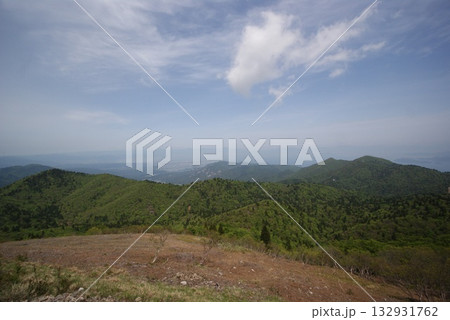 山頂から平野と海まで見渡す大パノラマの雄大な山岳風景  132931762
