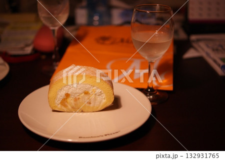 ロールケーキと白ワインが彩るテーブルで過ごす至福のデザートタイム  132931765