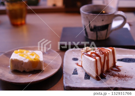 コーヒーと2種のケーキで楽しむ和モダンなカフェテーブルの風景  132931766