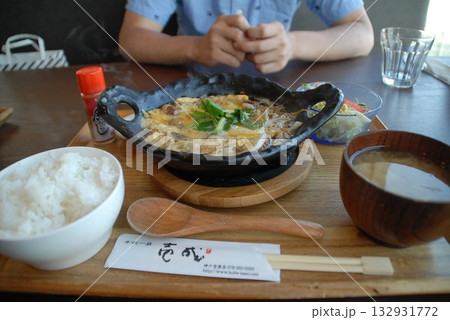 鉄鍋すき焼き定食と店名箸袋が映えるランチシーン 鉄鍋すき焼き定食と店名箸袋が映えるランチシーン 132931772