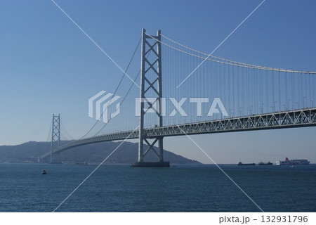 青空と海に映える明石海峡大橋の優美な吊り橋構造  132931796